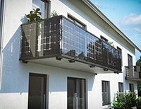 Balkon mit Solarmodulen