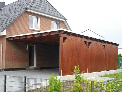 Carport am Haus befestigen