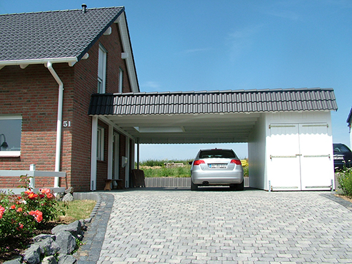 Tor bei einem Carport