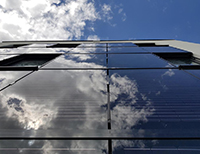 Fassade mit Solarmodulen